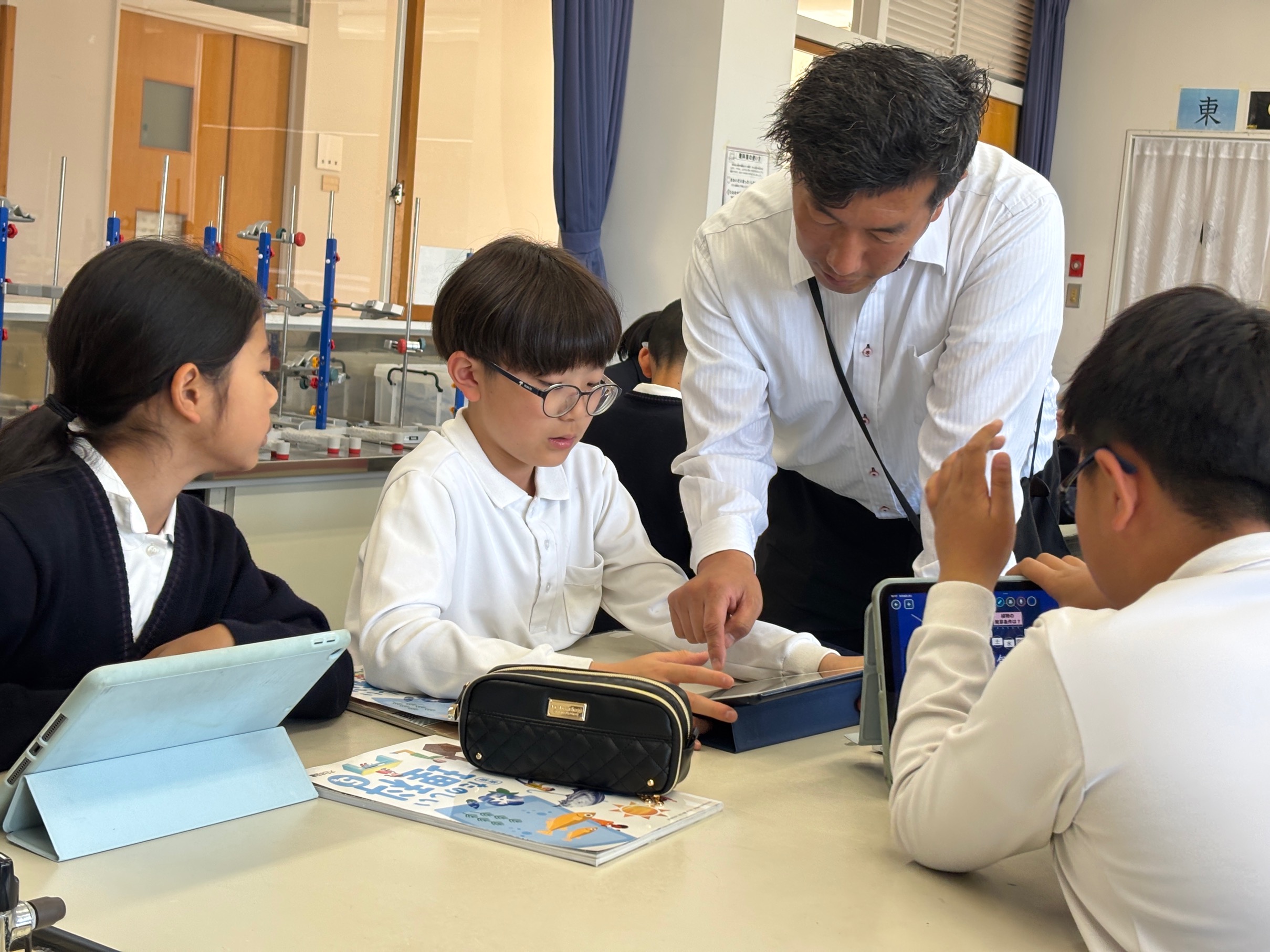 顕微鏡を覗き込み、熱心に観察する生徒