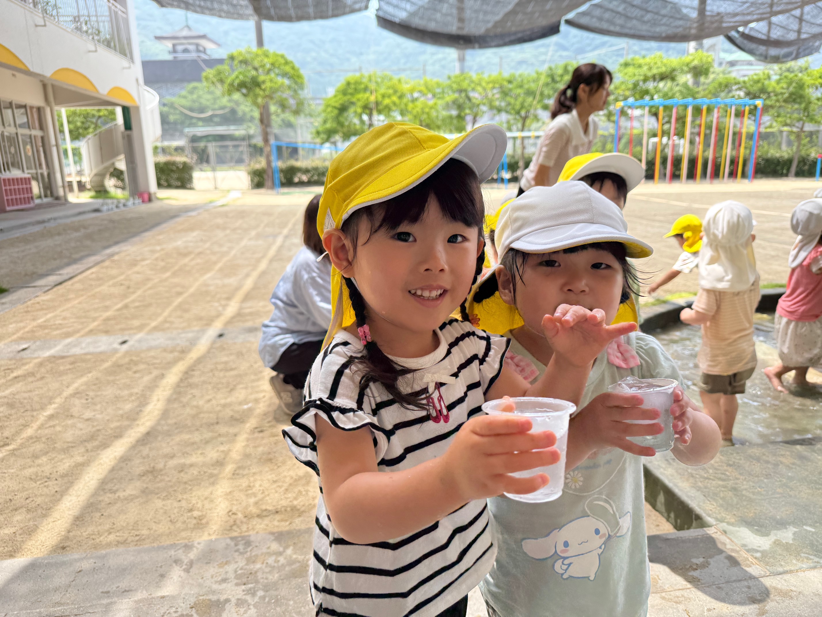 園児たちが満面の笑顔で遊んでいる様子