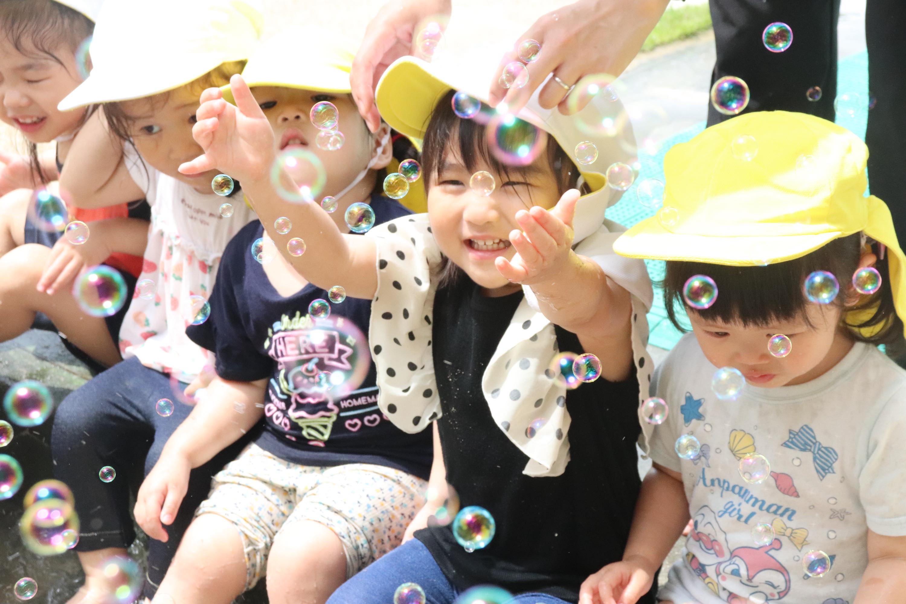 絵の具を使って制作活動に集中する園児