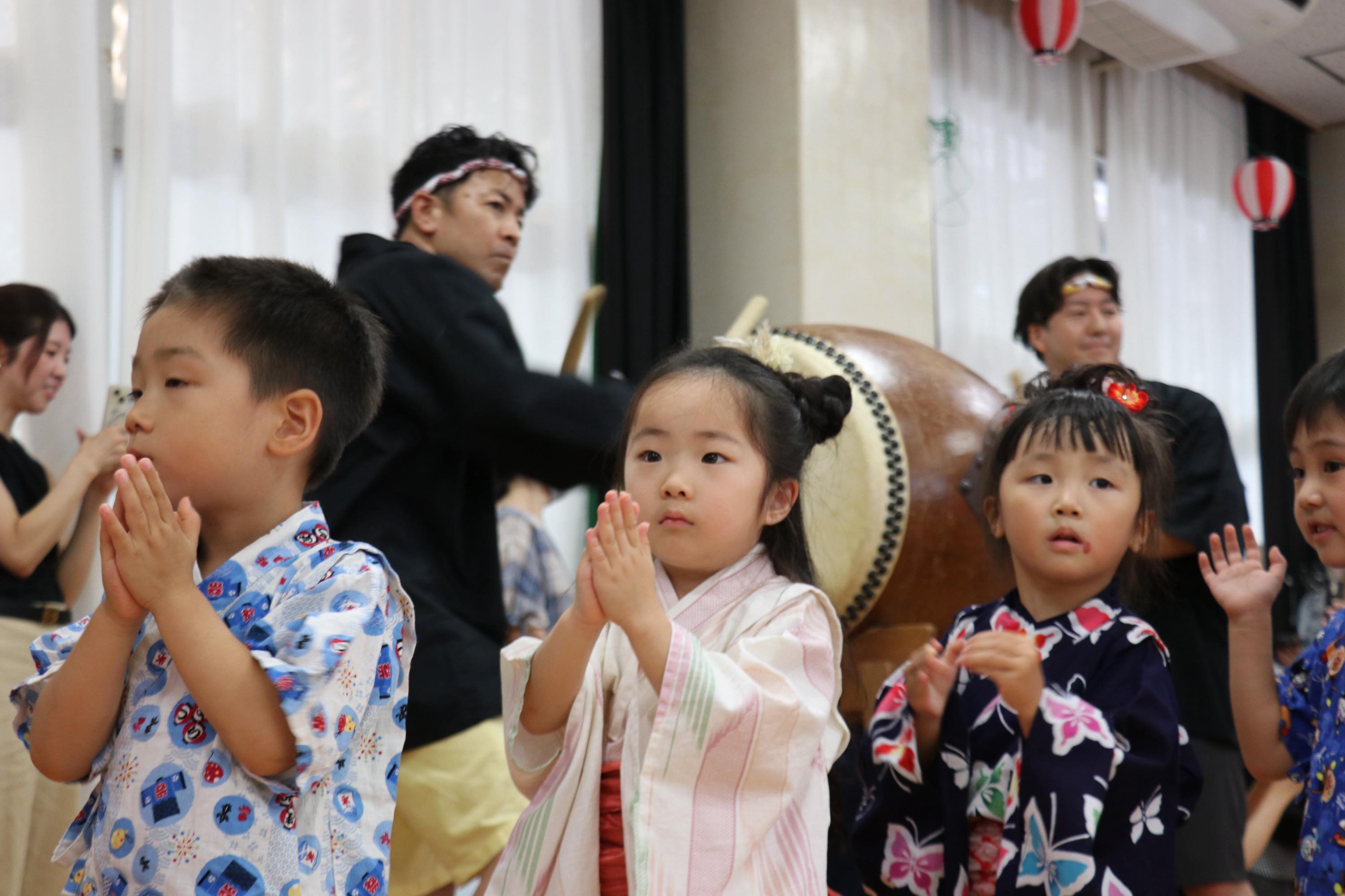 園庭の砂場で元気に遊ぶたくさんの園児たち