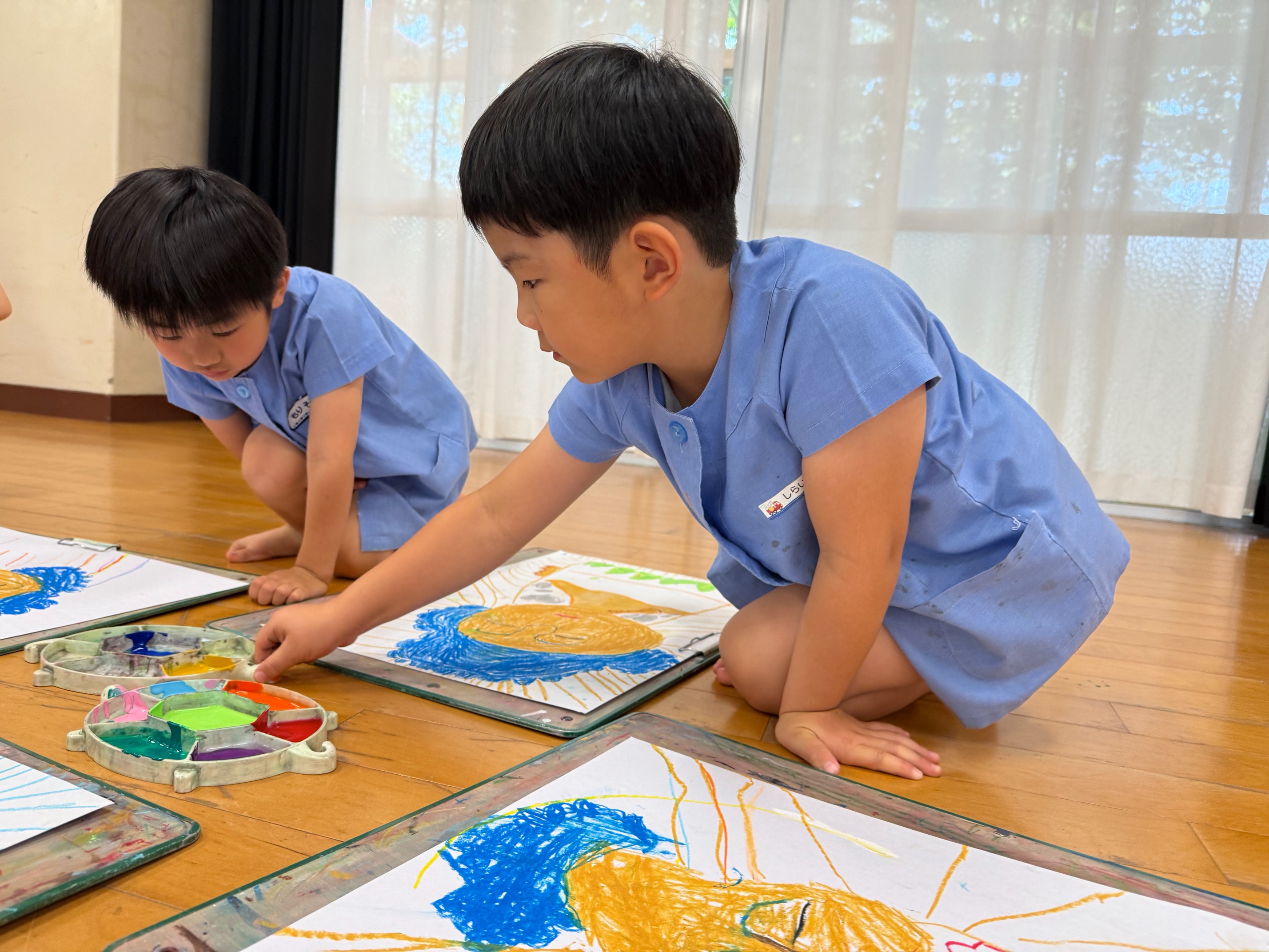 制作活動に集中する園児