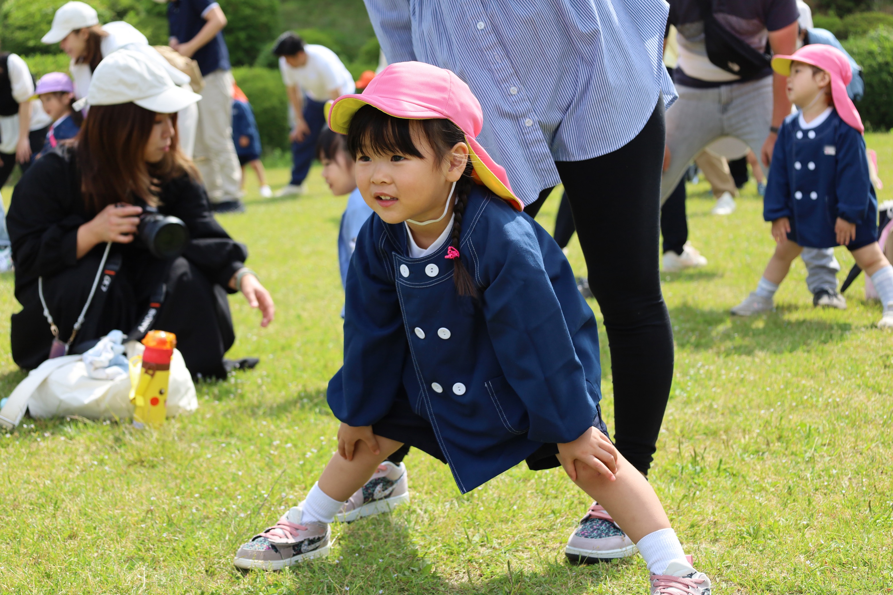 園庭の遊具で夢中になって遊ぶ子どもたち
