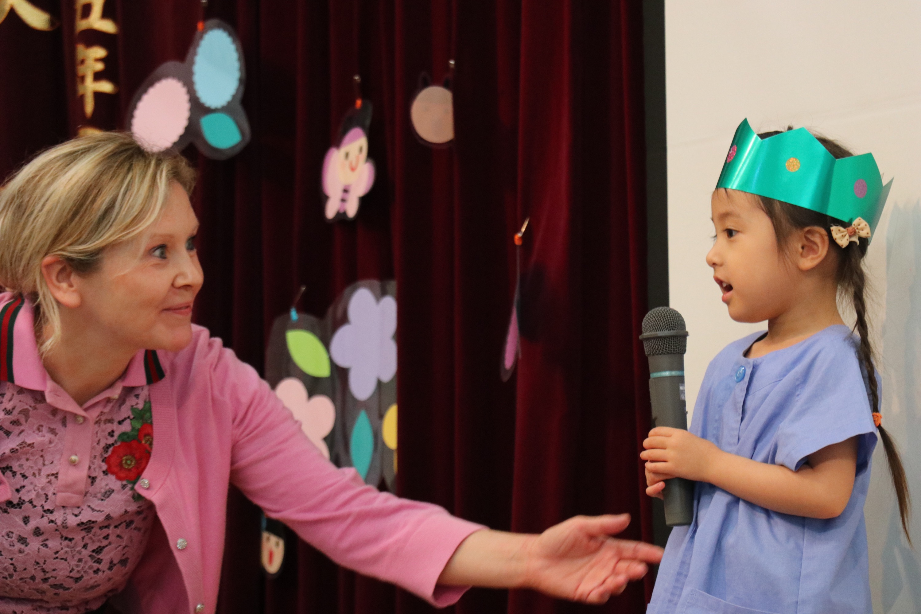 ネイティブの先生と英語のカードで楽しむGlobal Classの様子