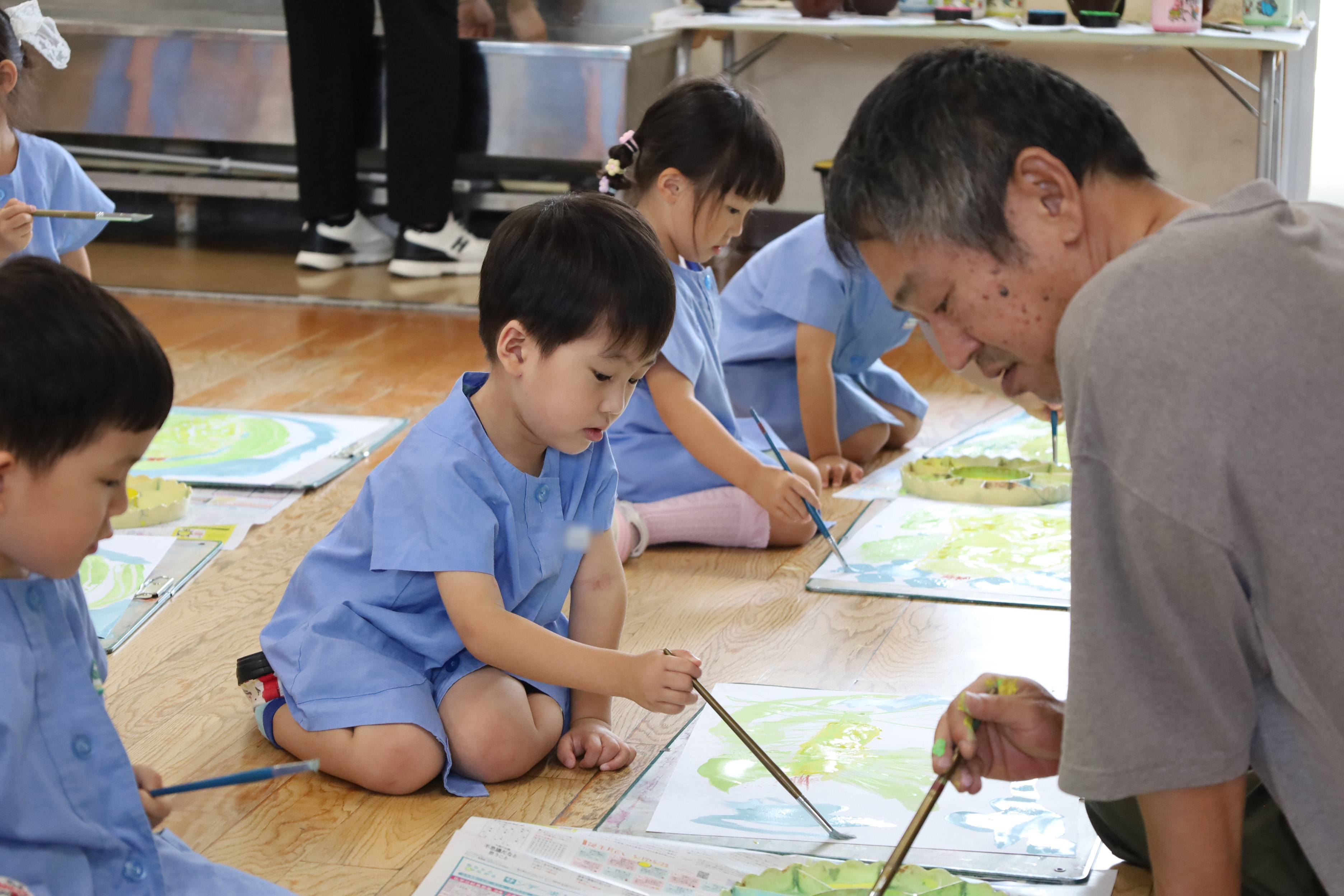粘土で制作活動をする園児