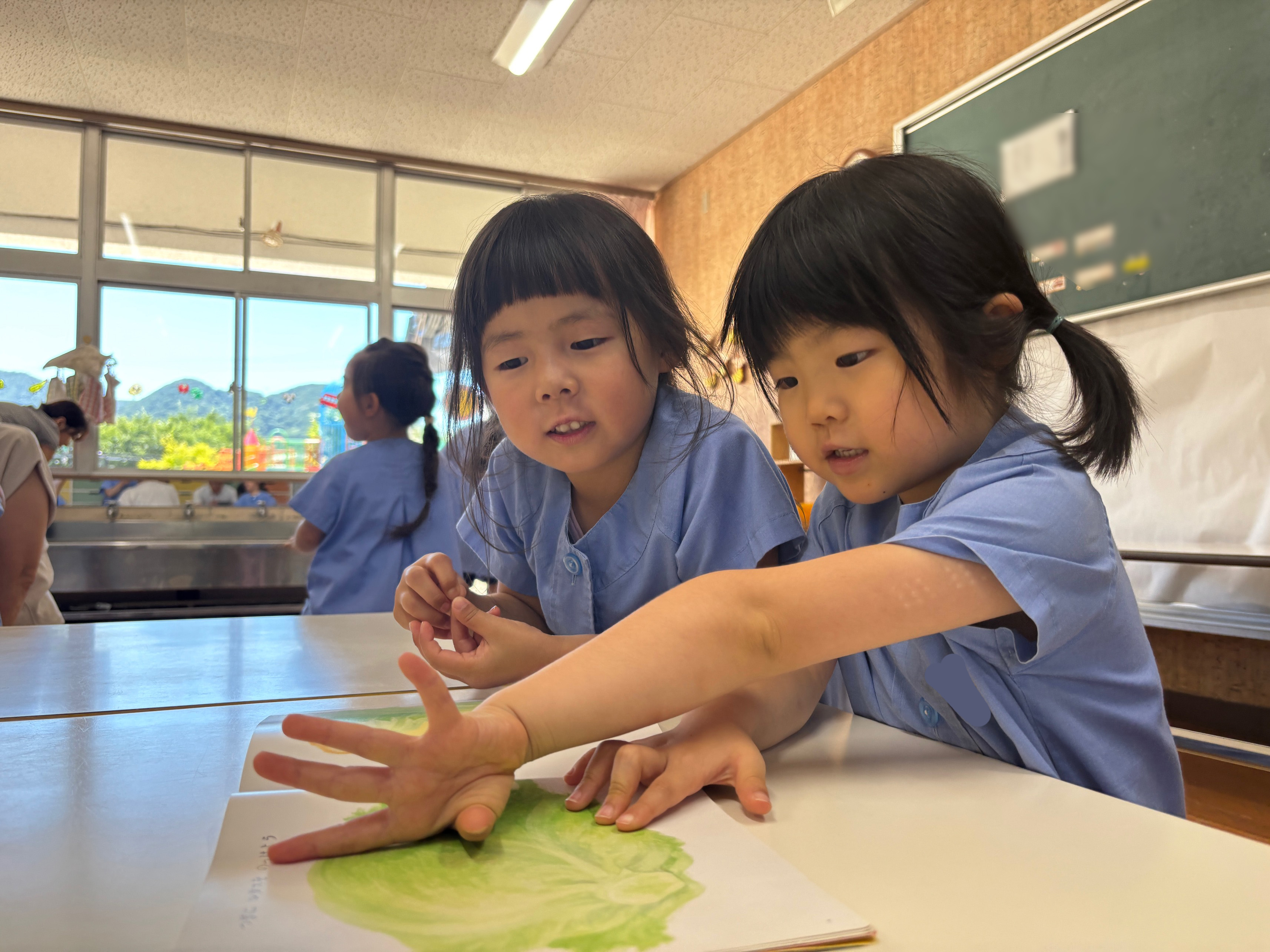 らっこくらぶで楽しく遊ぶ園児たち