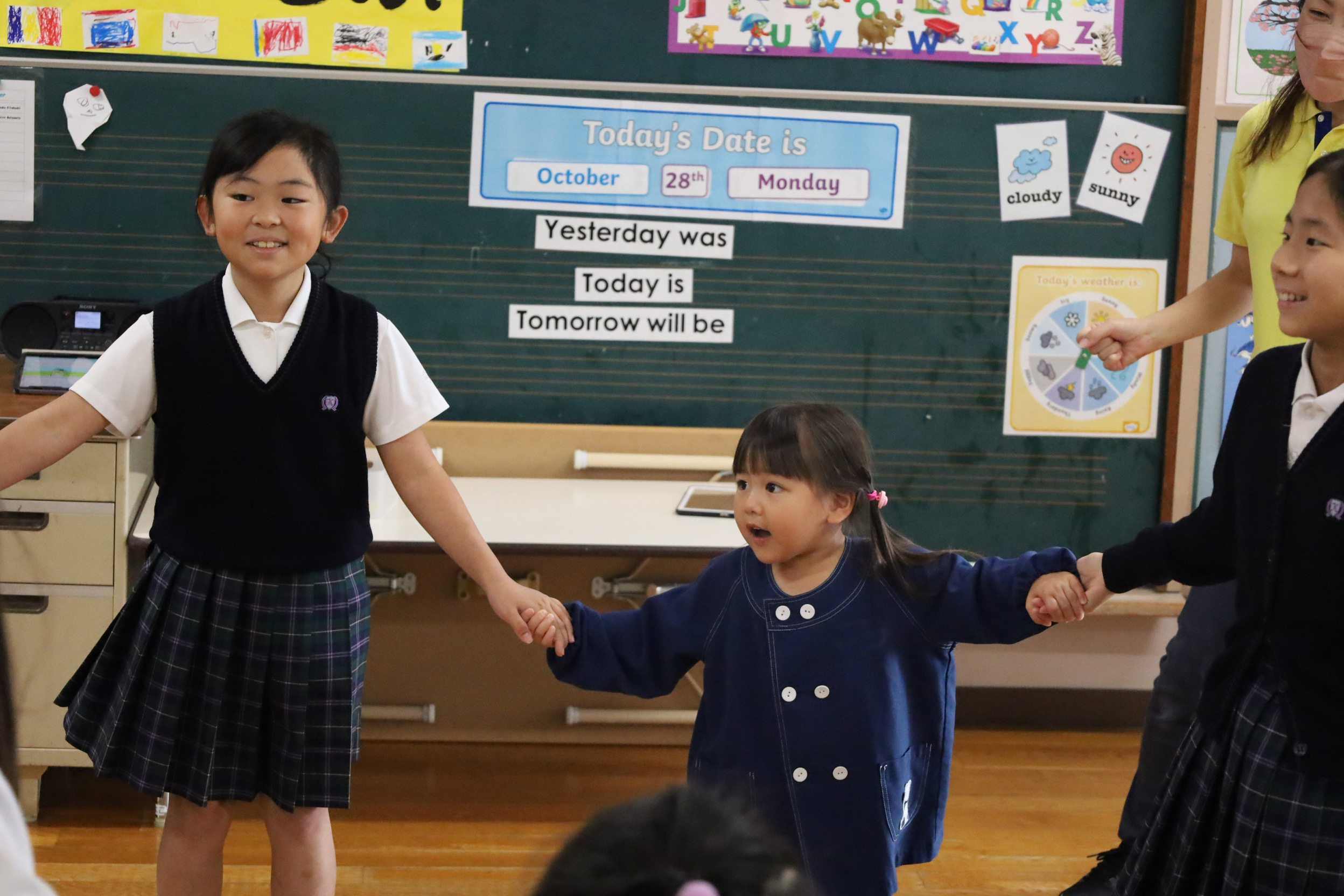 高校生のお兄さん、お姉さんと遊ぶ園児